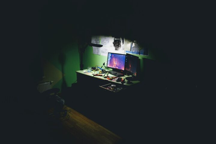 datorskärm i mörkt rum